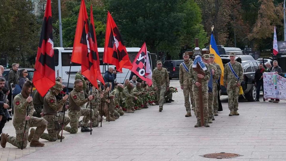 Військові з прапорами УНСО схилили коліна під час прощання з Миколою Карпюком у Києві 25 вересня