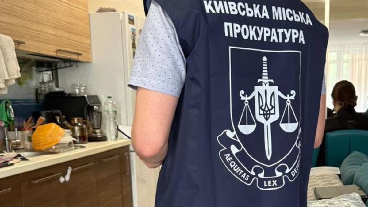 Поліцейські та прокурори під час розслідування київського call-центру, працівники якого ошукали чеських інвесторів на 8,4 млн грн