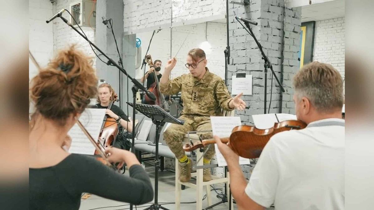 «Ода стійкості»: симфонії для антології записали у підвалі КМДА Музиканти оркестру «Київська Камерата» записують симфонічні твори у підвальному укритті КМДА під час повномасштабної війни