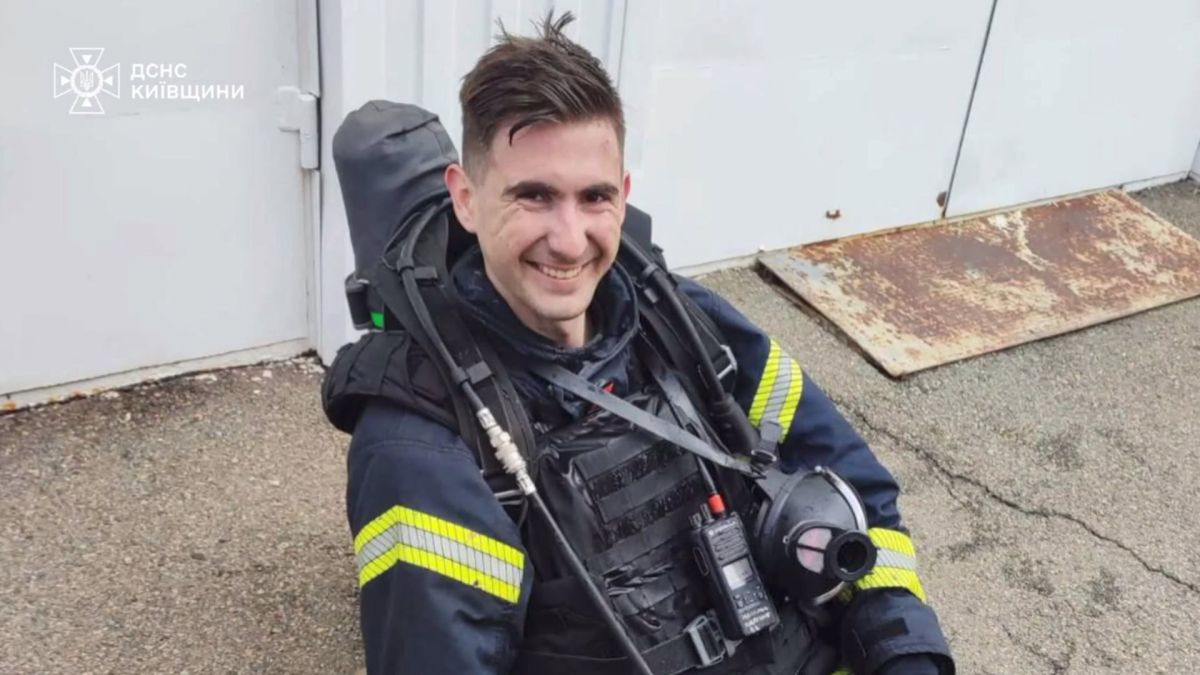 Старший лейтенант Віктор Жукович, начальник караулу 56-ї пожежно-рятувальної частини у Броварах, під час служби