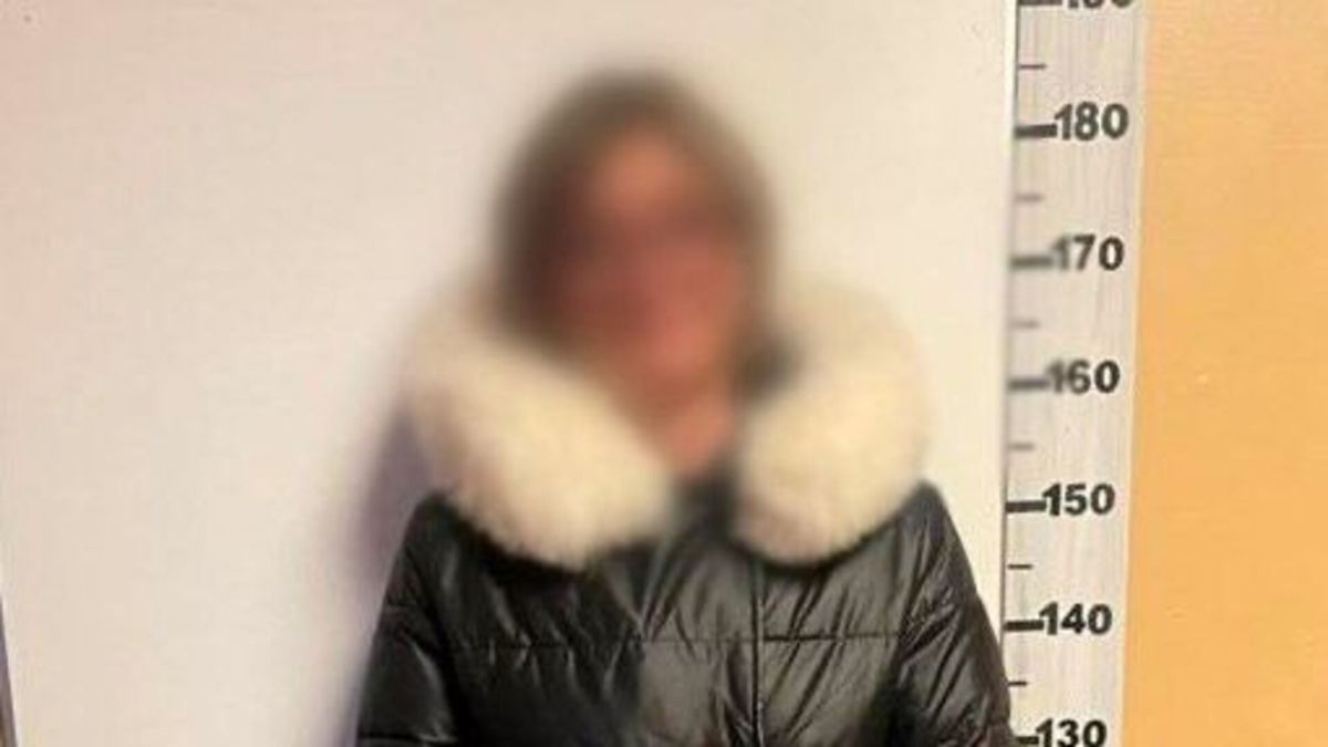 Заблюрене фото затриманої жінки в поліцейському відділку
