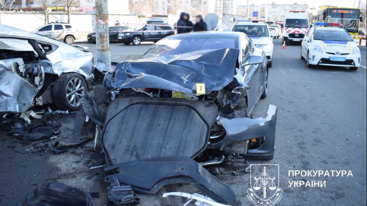 Пошкоджені автомобілі на місці ДТП