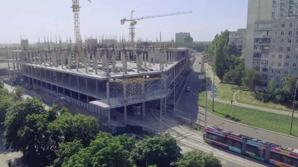 Недобудований торговий центр «Апрель-2» над станцією швидкісного трамвая «Кільцева дорога» на Борщагівці у Києві
