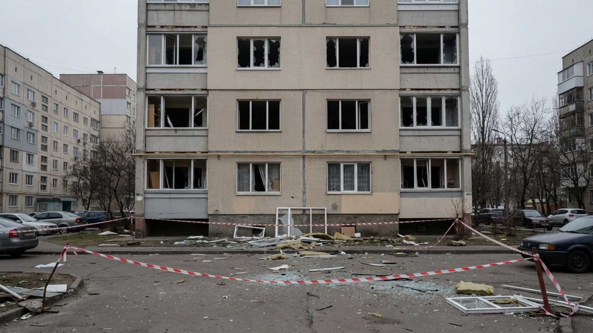 Житловий будинок з вибитими вікнами, огороджена стрічкою ділянка з уламками