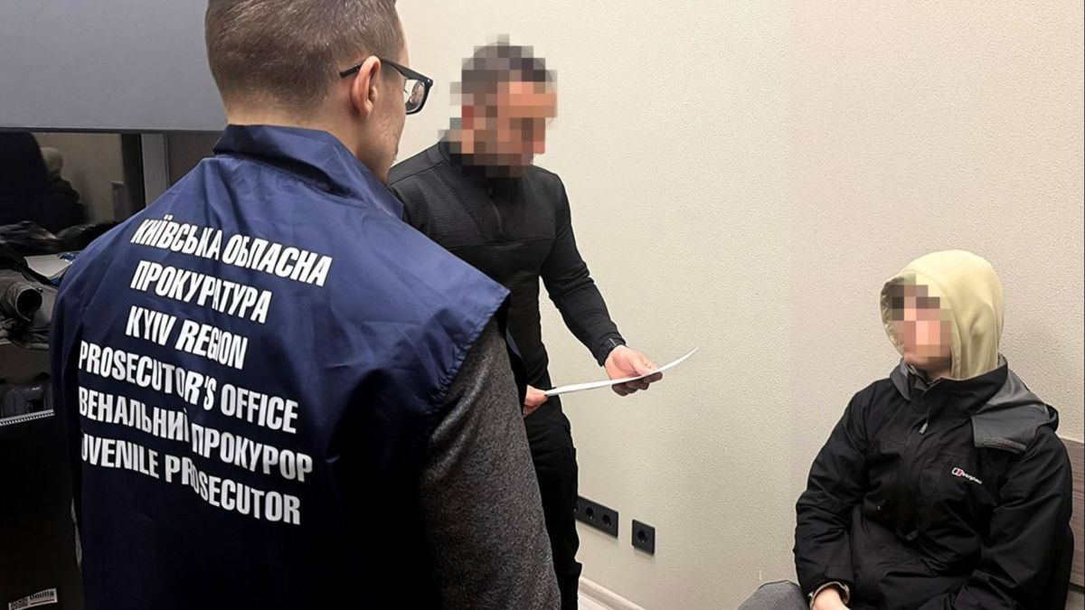 Ювенальний прокурор Київської обласної прокуратури вручає документ підозрюваному у справі про вибух у Броварах 13 квітня 2026 року