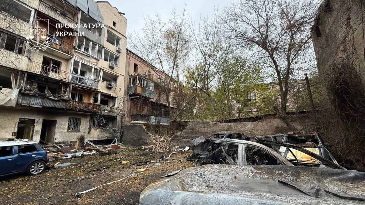 Київ: наслідки нічної атаки усувають понад 100 комунальників і спецтехніка Зруйнований житловий будинок у Києві після нічного удару дронів