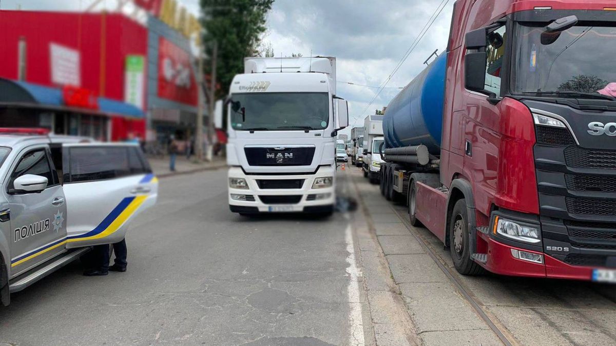 Смертельне ДТП у Дарниці: вантажівка збила пішохода