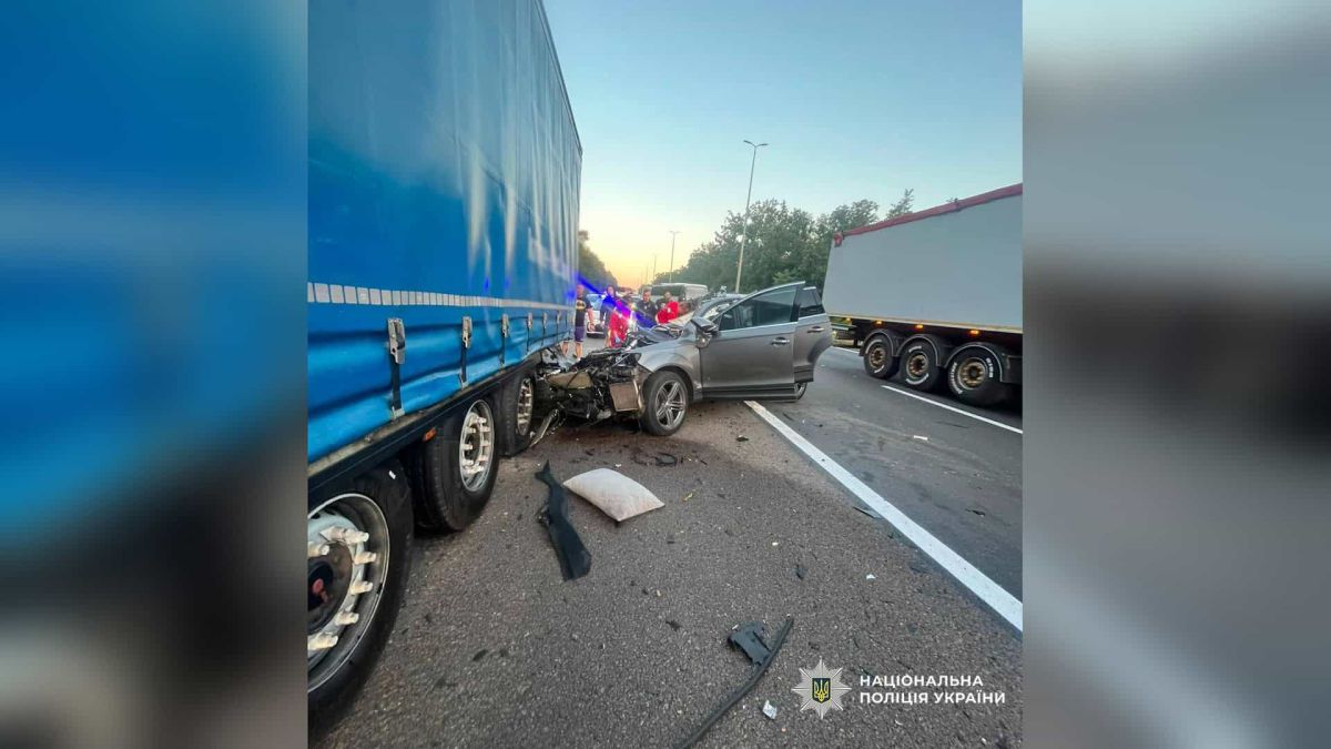 Audi врізалась у вантажівку на Житомирському шосе — загинули мати і дитина Місце смертельної ДТП на Житомирському шосе у Святошинському районі Києва, де загинули двоє — мати і 2-річна дитина