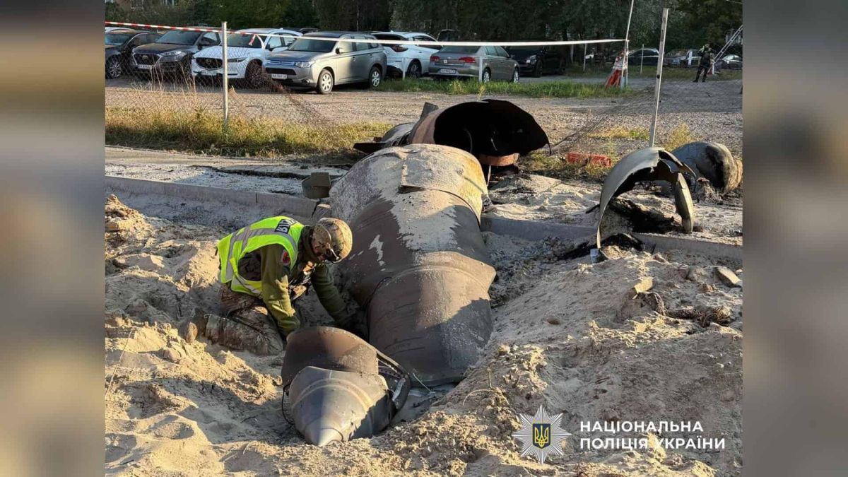 Ракета у Дарницькому р-ні: вибухотехніки розміновують снаряд серед будинків Вибухотехніки розміновують нездетоновану балістичну ракету серед житлових будинків у Дарницькому р-ні Києва