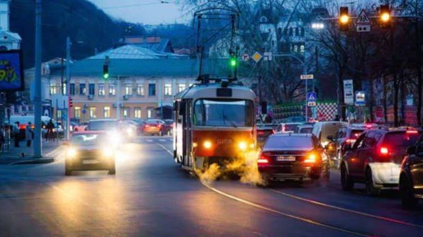 Трамвай у вечірньому потоці транспорту на вулиці Києва