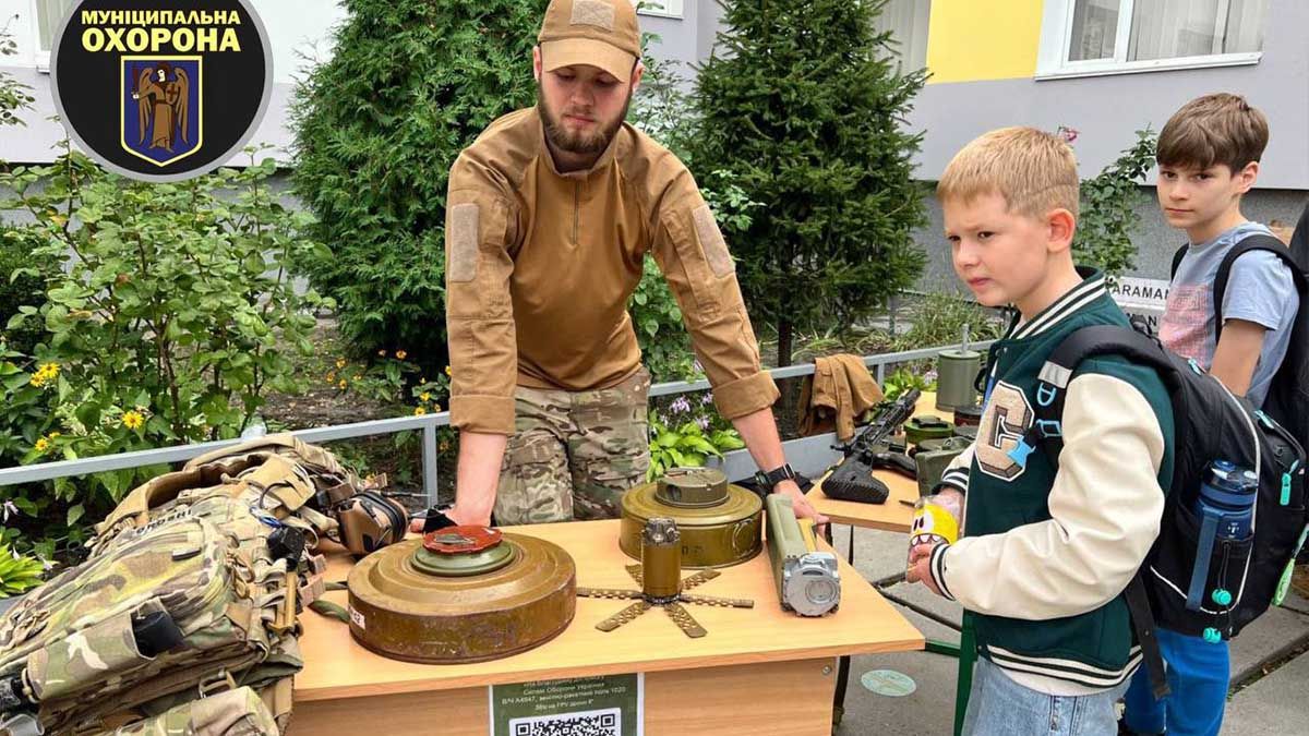 Діти на благодійному ярмарку в ліцеї №314