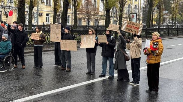 Кияни, зокрема люди на кріслах колісних, перекривають бульвар Шевченка