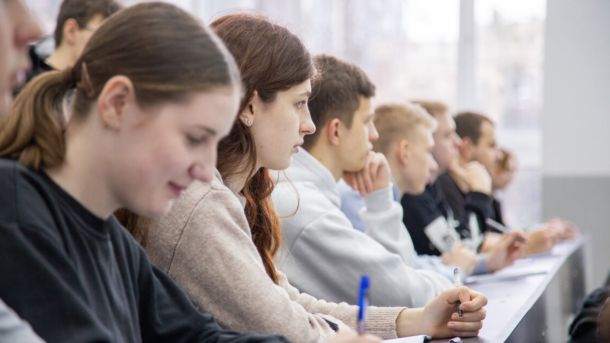 Абітурієнти під час підготовки до вступу в Київський національний університет будівництва і архітектури КНУБА