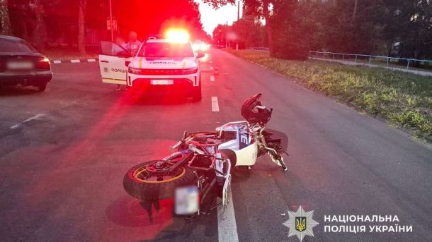 Водія Mercedes з ДТП на Чоколівці, де загинули четверо, залишили під вартою Місце ДТП в Обухові на Київщині, де мотоцикліст Kove 800X GT зіткнувся із ЗАЗ-Daewoo, постраждалий 28-річний водій госпіталізований