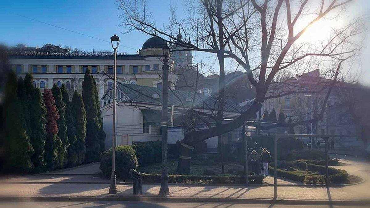 Будинок Іщенка на вулиці Петра Сагайдачного, 27-б на Подолі — колишній заїзд XVIII ст., що пережив Велику пожежу 1811 року. Перед будівлею — скульптурна група «Запорожці» Леоніда Орленка