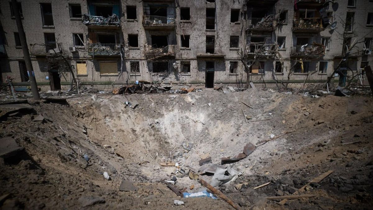 2200 дронів і 106 ракет за тиждень: Росія робить ставку на балістику Велика вирва від удару на подвір'ї біля багатоповерхівки з вибитими вікнами й пошкодженими балконами в Дарницькому районі Києва