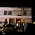 Пошкоджений фасад двоповерхового будинку з вибитими вікнами та розбиті автомобілі після удару безпілотника в Бучанському районі