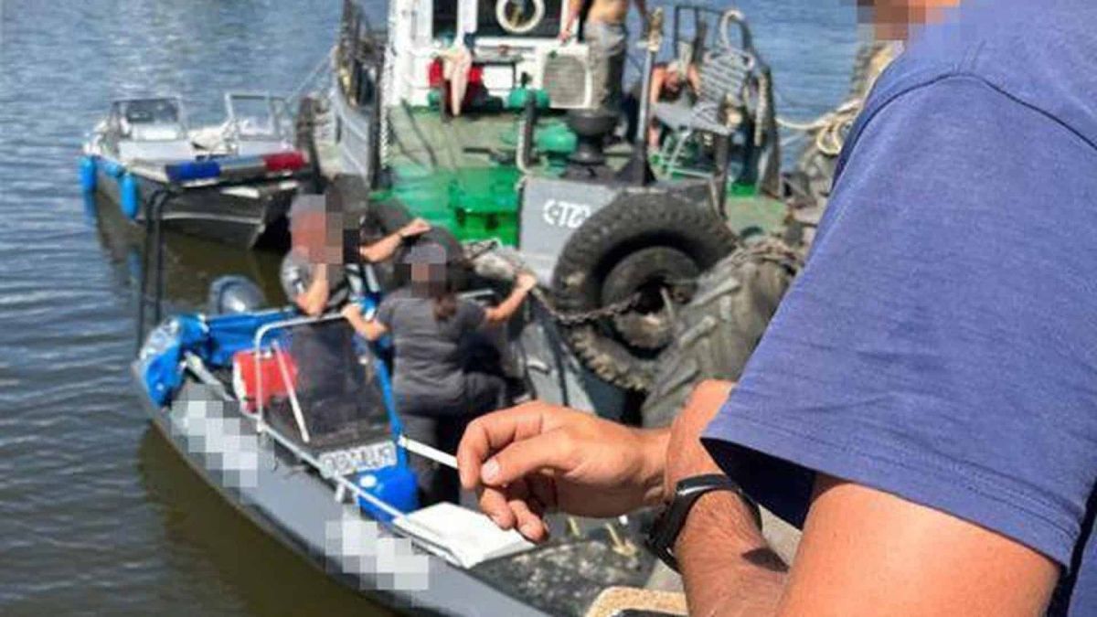 Слідчі прокуратури на річці Десна під час затримання учасників незаконного видобутку піску на баржі