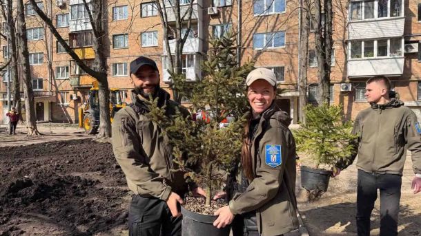 Інспектори Департаменту територіального контролю КМДА перевіряють дотримання правил благоустрою під час весняного двомісячника у Києві