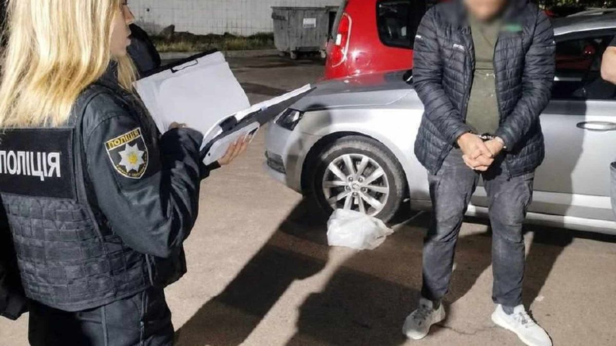 Поліцейські Києва затримали 47-річного учасника шахрайської схеми, який ошукав двох людей на понад 12,5 млн грн