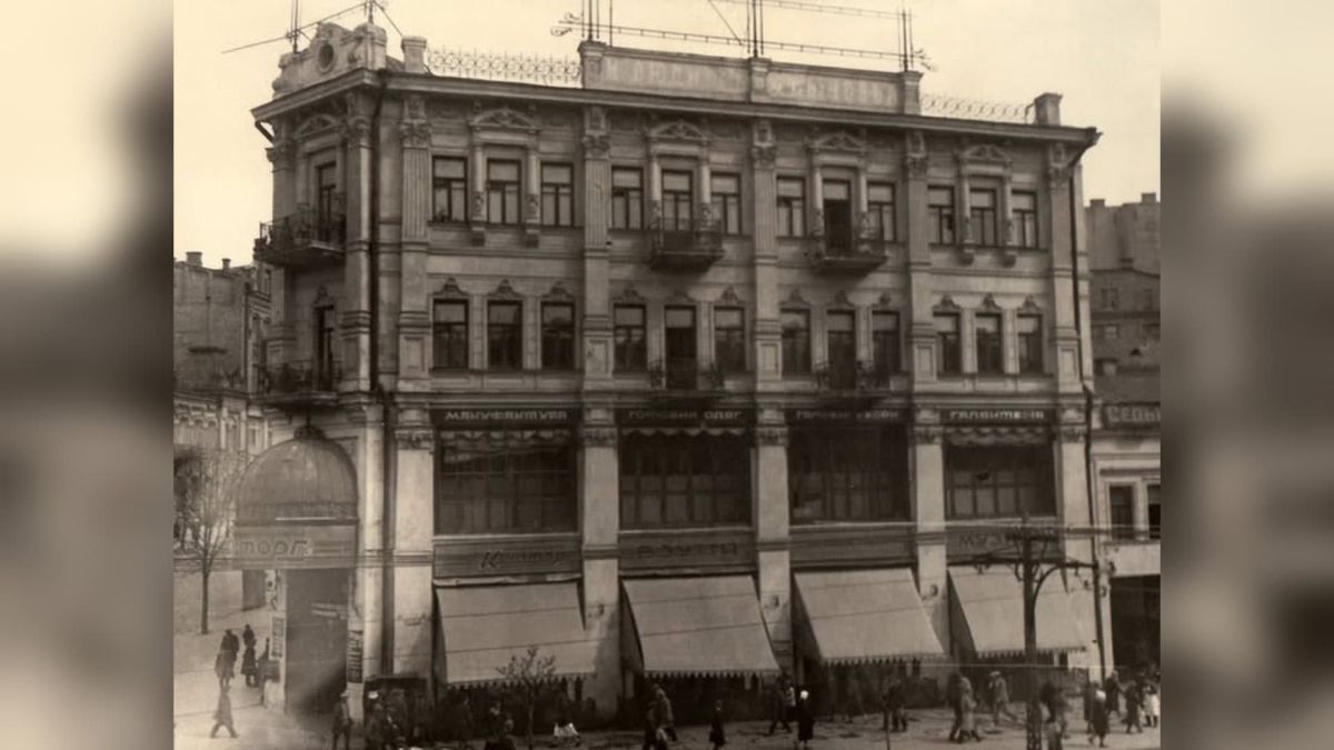 Чорно-біле фото чотириповерхового будинку на розі Хрещатика і Лютеранської вулиці в Києві, початок ХХ століття, торговий дім Людмера