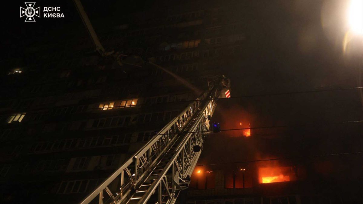 Київ після атаки 10 жовтня: 540 тисячам споживачів повернули світло Пожежники гасять вогонь у багатоповерховому будинку