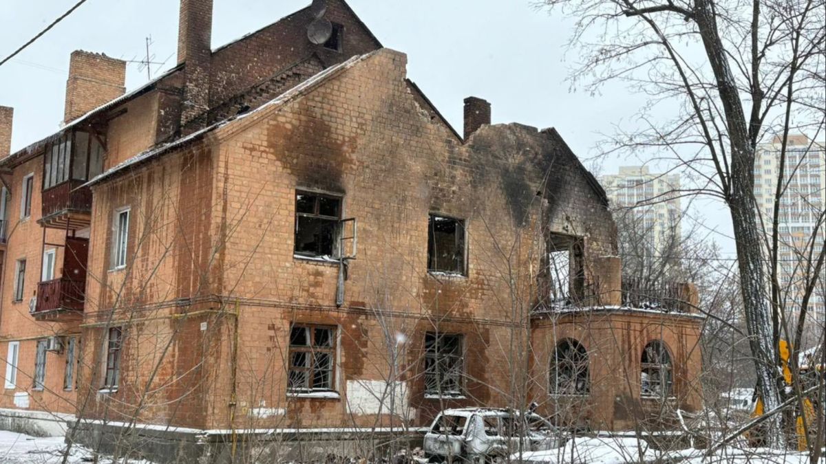 Пошкоджена цегляна будівля з вибитими вікнами та слідами пожежі після російського обстрілу