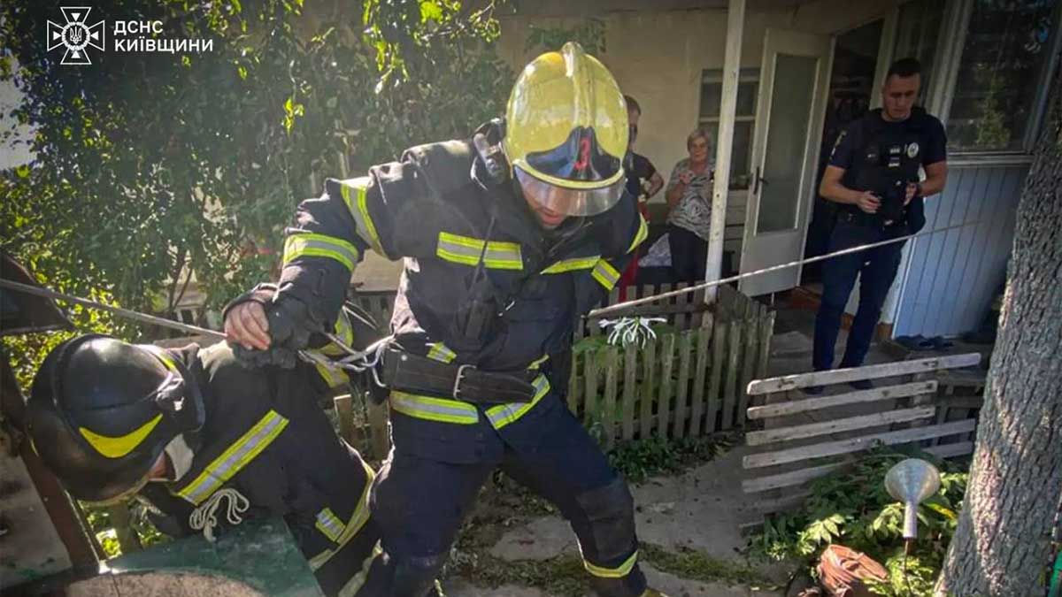 Київщина: рятувальники витягли чоловіка з 15-метрового колодязя у Фурсах