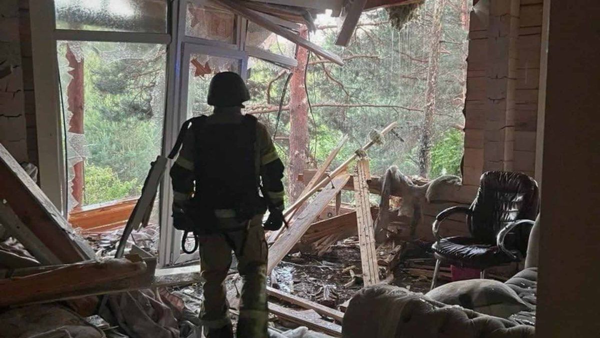 Атака на Київщину: 88 об'єктів пошкоджено, троє постраждалих Рятувальник ДСНС Київщини в зруйнованому будинку після нічної атаки на Київщину 2 червня