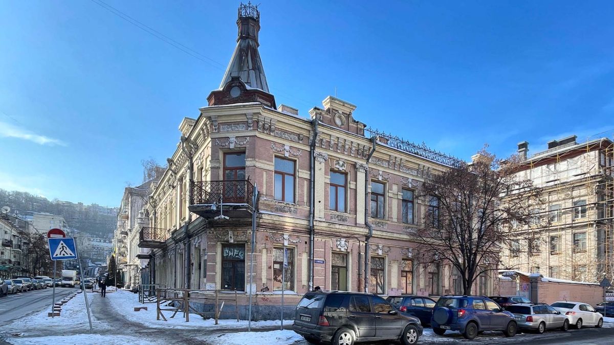 Історична будівля - будинок археолога Хвойки на вулиці Ігорівській у Києві в аварійному стані