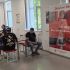 Головні новини Києва | Kyiv.News Кияни чекають у черзі на здачу крові в Київському міському центрі крові поруч із банером до Дня донора 14 червня