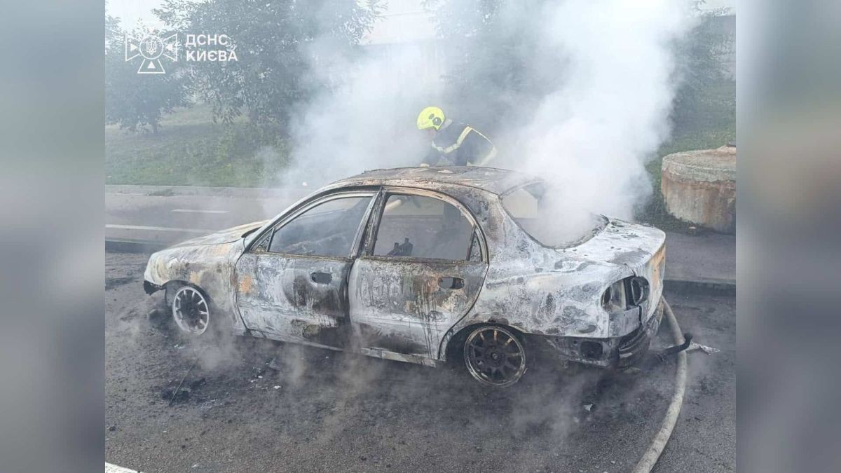 Daewoo Lanos загорівся просто неба на Оболоні — жертв немає Пожежа легкового автомобіля Daewoo Lanos на вулиці Сім'ї Кульженків в Оболонському районі Києва 11 серпня