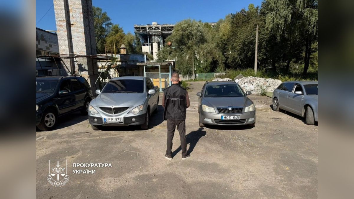 Чотири автомобілі — Audi, SsangYong, Skoda та Mercedes-Benz — передані ЗСУ після вироку суду в Києві у справі про продаж гуманітарки
