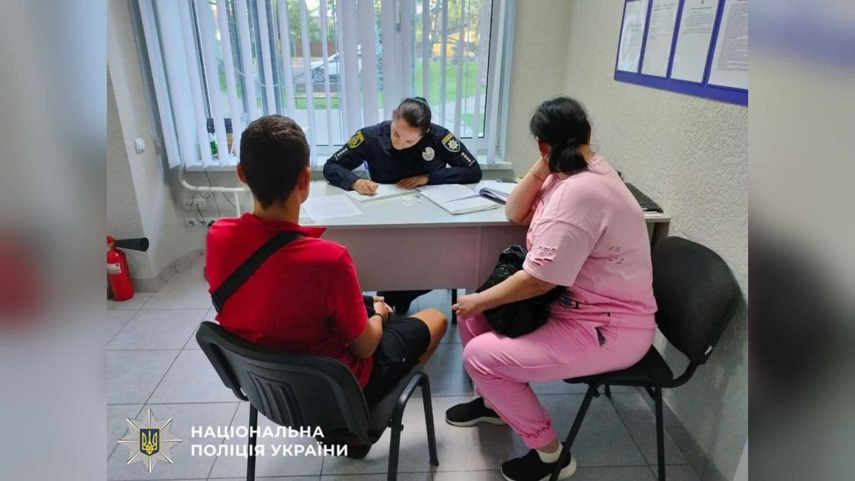 Батьків притягнули до відповідальності за 152 шеврони підлітків у Гостомелі Інсталяційна стіна з шевронами біля будинку культури в Гостомелі, з якої підлітки зняли 152 шеврони