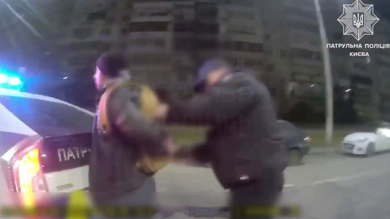 Патрульні поліцейські затримують підозрюваного у нічному нападі з ножем на проспекті Червоної Калини у Києві