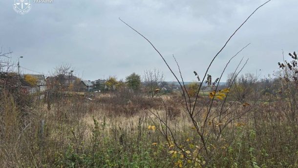 Порожня земельна ділянка у мікрорайоні Бортничі в Києві — місце, де реєстрували неіснуючий будинок