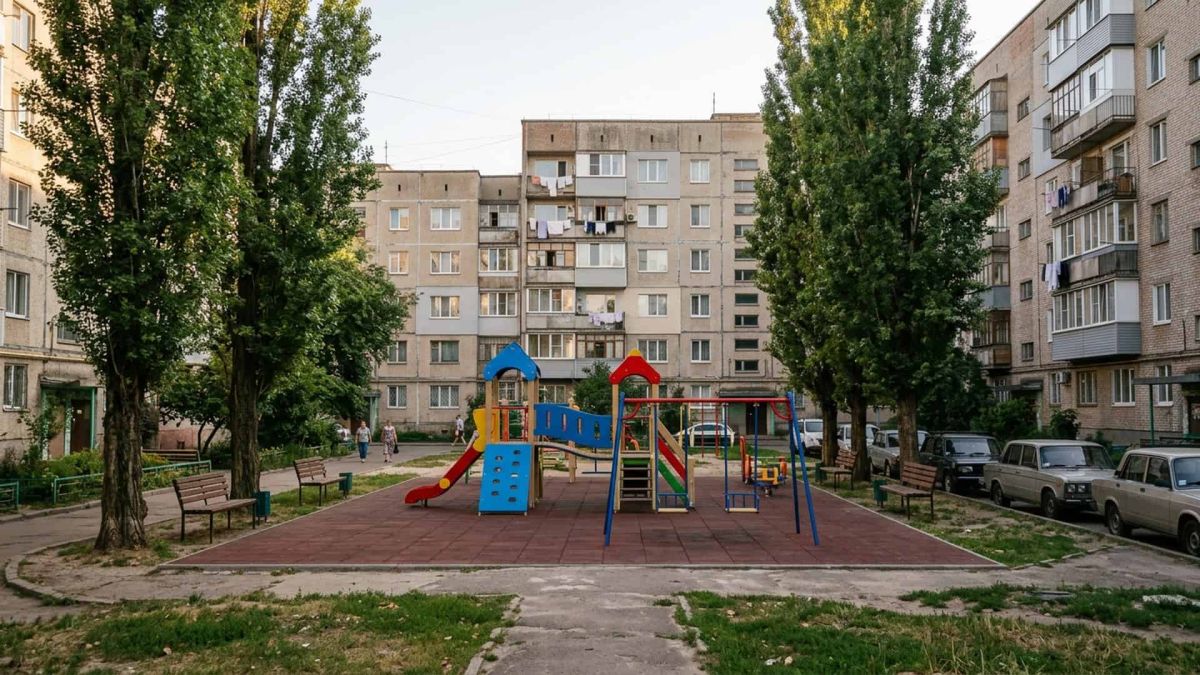 Землю під багатоповерхівками пропонують безоплатно віддати співвласникам Дитячий майданчик у дворі між багатоповерхівками спального району