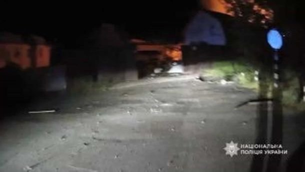 Поліцейські витягують пораненого охоронця з-під завалів складського приміщення після балістичного удару по Києву