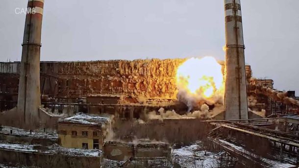 Електростанція, в яку прилітає ракета, перший спалах від вибуху і стіни починають сипатися