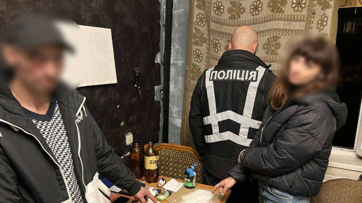 Київ: подружжя збувало наркотики через «Телеграм» — вилучено товару на мільйон гривень (фото) Поліцейський проводить огляд квартири, де стоять чоловік та жінка