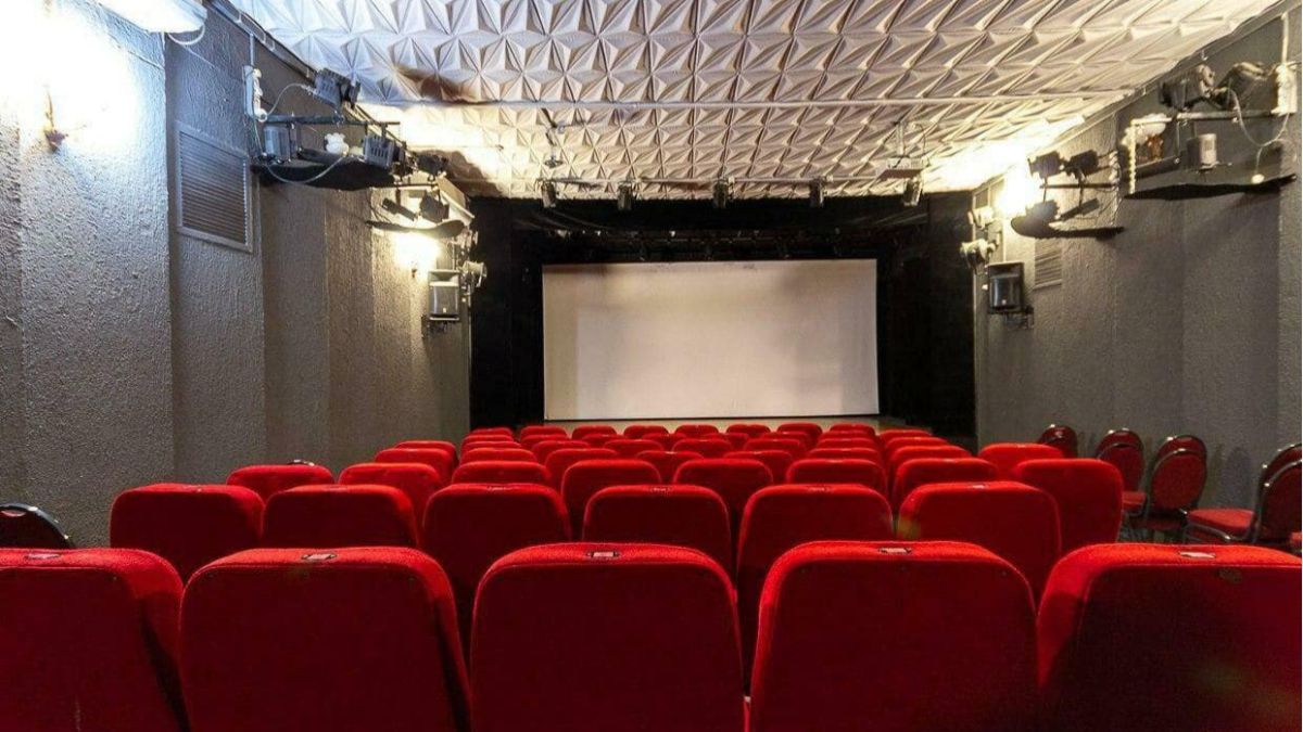 Зала кінотеатру з червоними кріслами