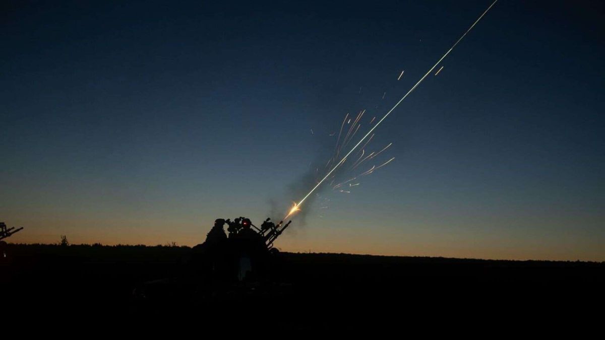 Українські військові ведуть вогонь із зенітної установки вночі