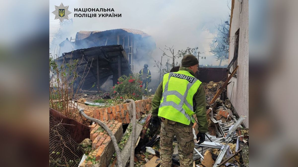 Атака на Київ: троє постраждалих, пожежа і пошкоджені садочки у шести р-нах Поліція документує наслідки атаки безпілотників у шести районах Києва — пошкоджені будинки та садочки