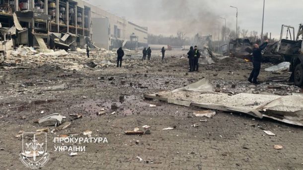 Поліція показала фото укриття, куди не пустили матір з дитиною в Києві: порушницю оштрафували Розбитий логістичний центр супермаркету Новус в Києві, люди стоять біля уламків