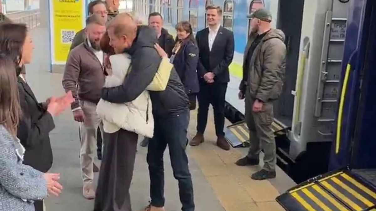 Принц Гаррі на перроні київського вокзалу під час другого неанонсованого візиту до України 23 квітня 2026 року — обіймається із зустрічаючими на тлі потяга