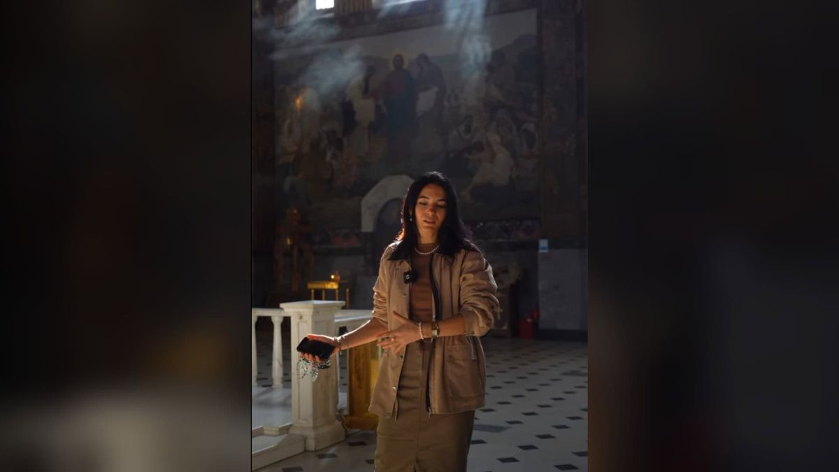 Трапезна церква — єдиний відкритий храм Верхньої лаври після атаки Жінка розповідає про розписи Трапезної церкви Києво-Печерської лаври, крізь вікна під куполом падає світло