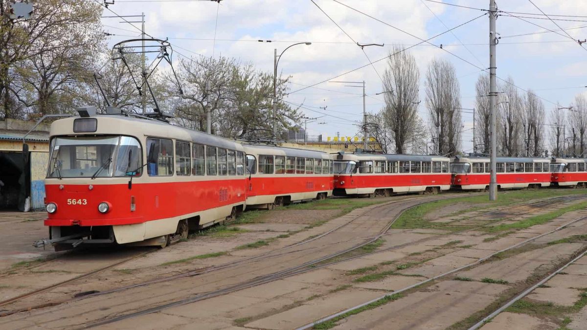 Червоні трамваї в Києві стоять на зупинці і не рухаються