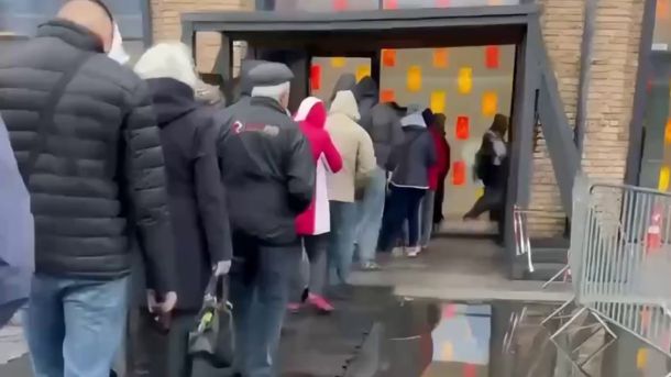 Патрульна поліція Києва попереджає: як захистити дітей від вербування у мережі Люди стоять у черзі на вулиці біля магазину ROSHEN у Києві напередодні Великодня щоб купити паски