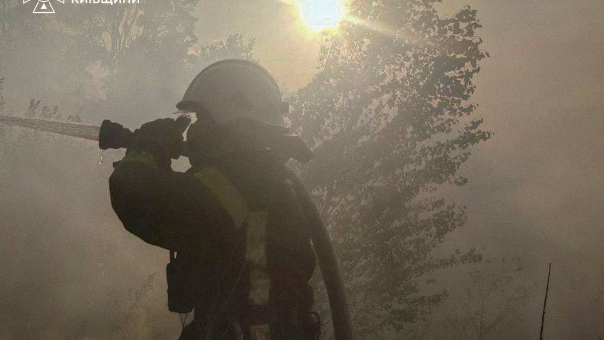 Рятувальники гасять пожежу на несанкціонованому сміттєзвалищі у селі Нові Петрівці Вишгородського району, площа горіння — 1,8 га