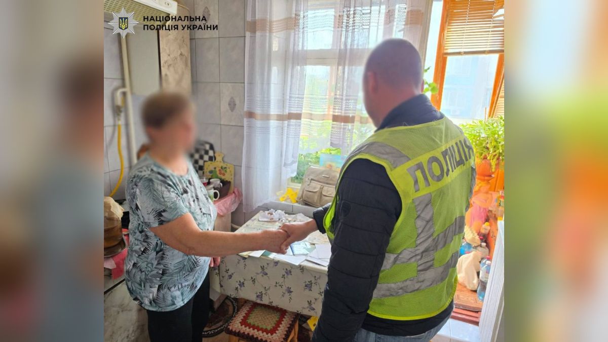 Киянці повернули сумку з мільйоном, знайдену в «гармошці» автобуса Поліцейські повернули 70-річній киянці сумку з мільйоном гривень, знайдену в гармошці автобуса